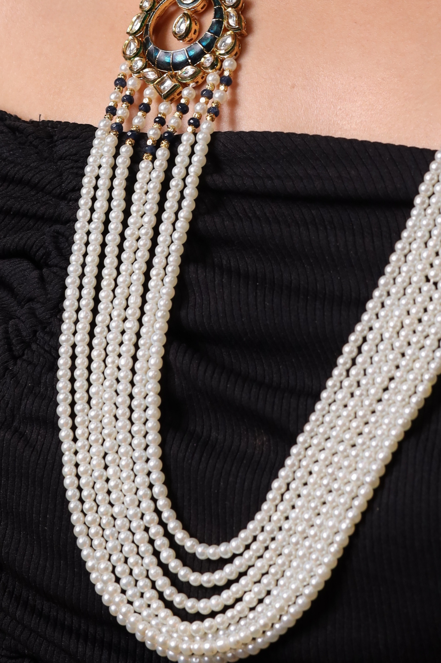 Broach style pearl Necklace